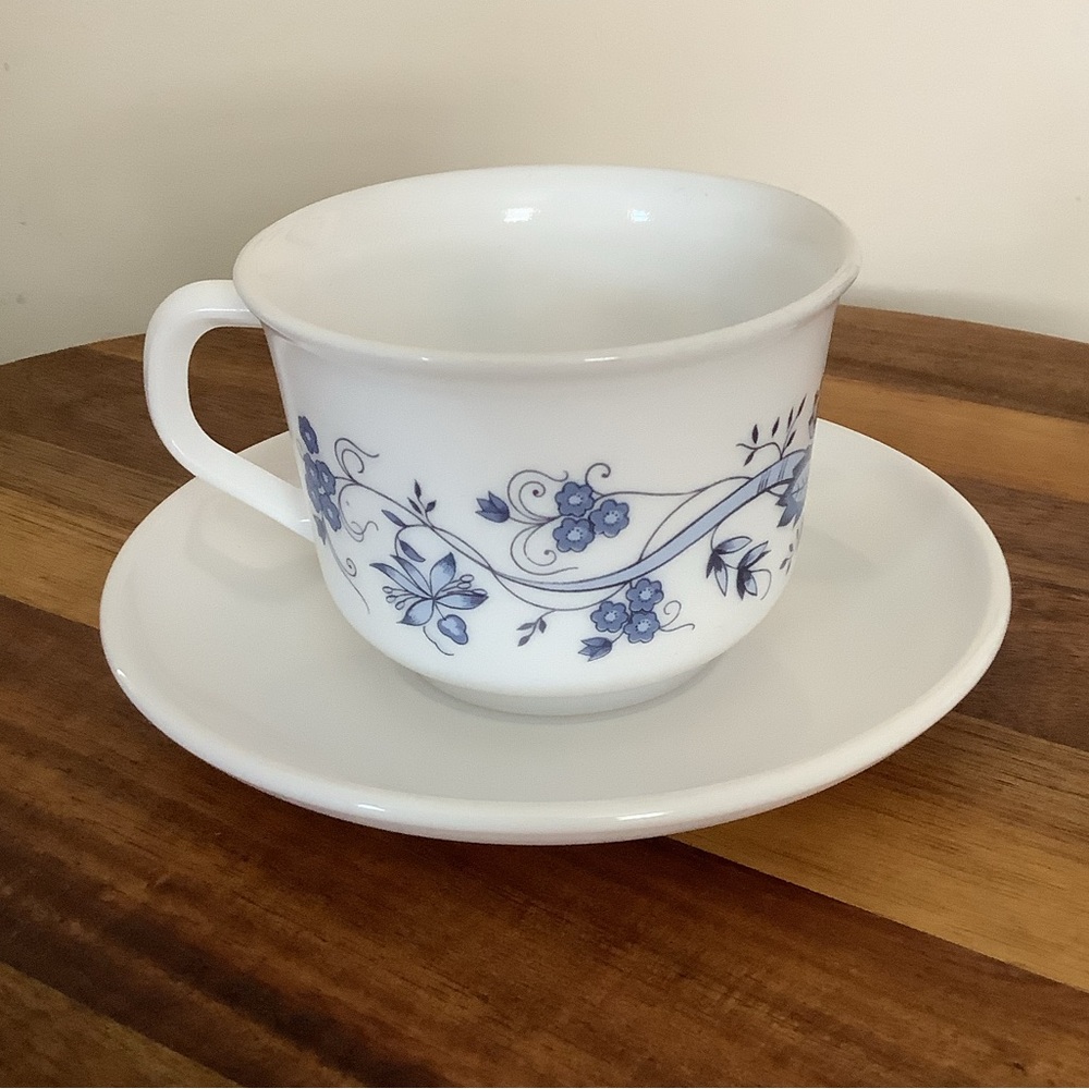 Lot of Vintage 70s Arcopal France "ASTER" Blue Floral Tea Cups & Saucers Set - Picture 4 of 16